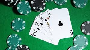 Meja kartu Baccarat bernuansa cyan